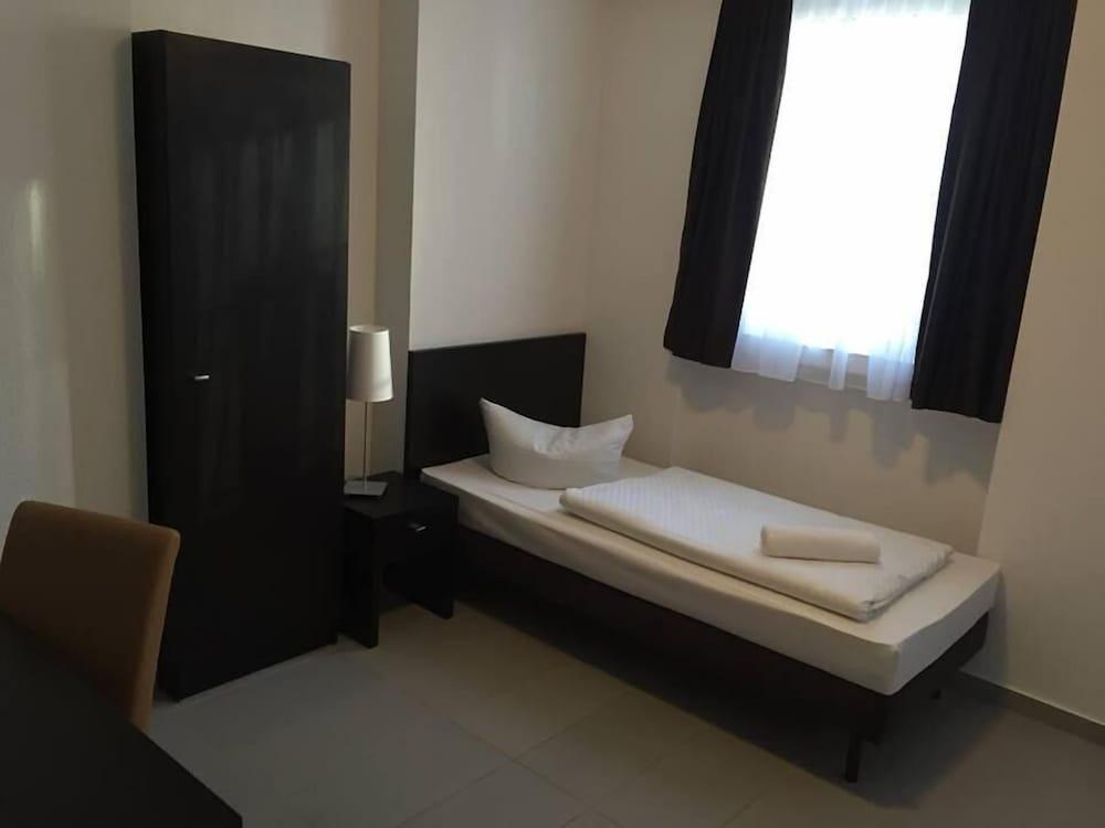 Mosel Hotel Франкфурт на Майн Екстериор снимка
