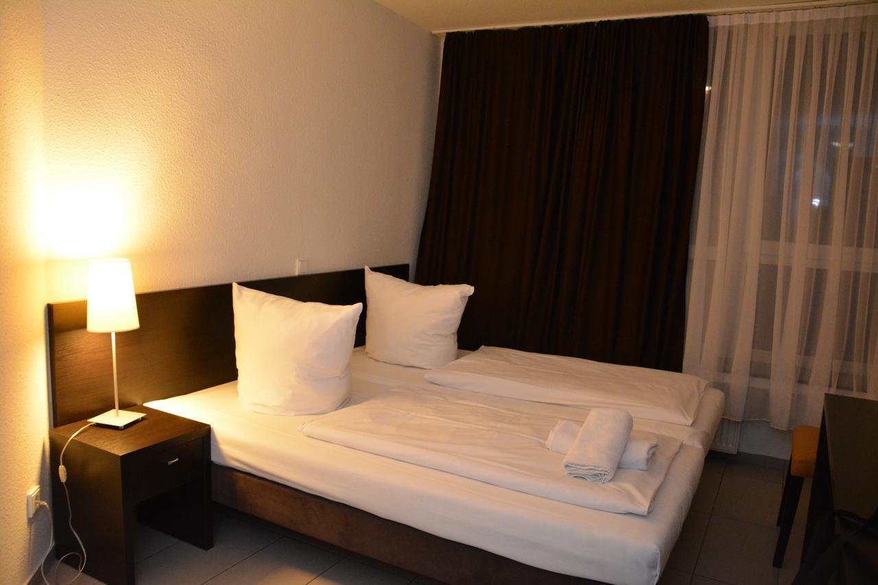 Mosel Hotel Франкфурт на Майн Екстериор снимка